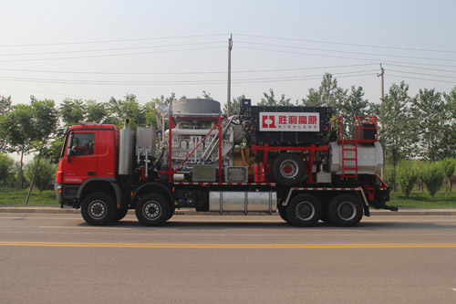 YLC2300-105型压裂泵车